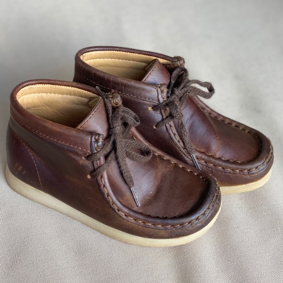 brown leather clarks wallabees